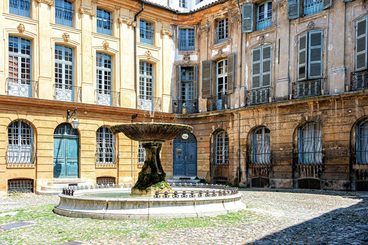 Façades du XVIIIe siècle et fontaine dans le centre historique d'Aix-en-Provence